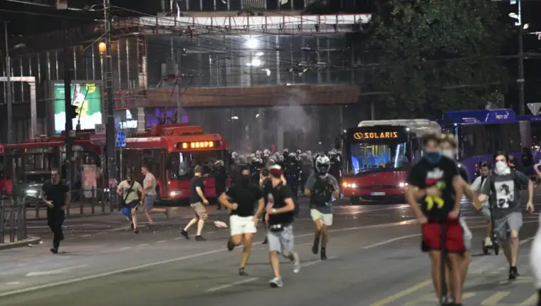 Protest "Večeras pucate po šavovima"