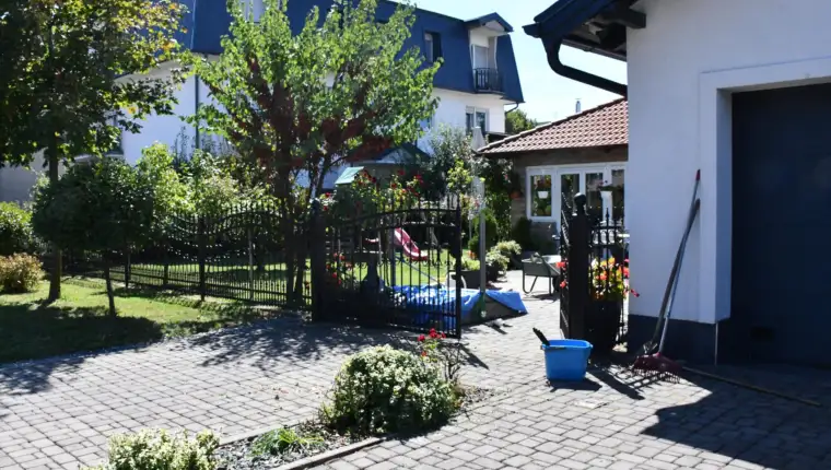 Slavonski Brod: Nepoznati počinitelj istresao je smeće u dvorište obiteljske kuće gradonačelnika Mirka Duspare