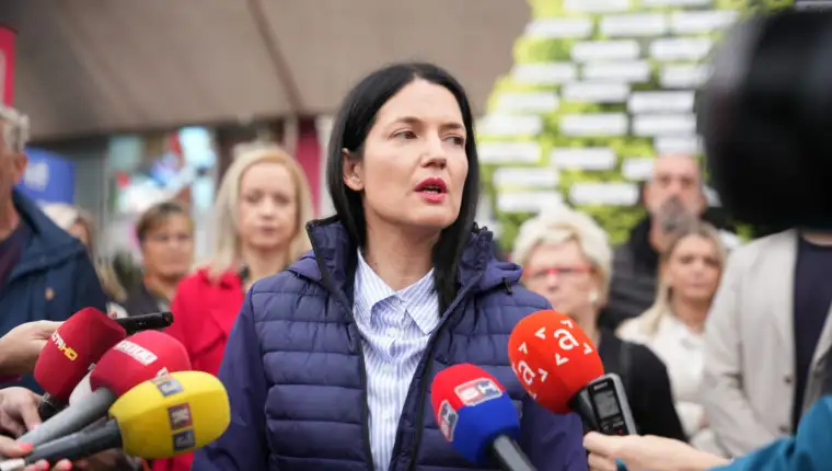 Banja Luka: Jelena Trivić pokazala "drvo" za koje tvrdi da su dio obiteljsko-kumske mreže Milorada Dodika