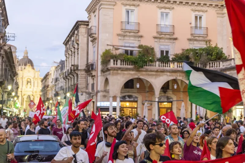 Hiljade ljudi u Italiji marširale u znak podrške Palestini i Globalnoj floti Sumud