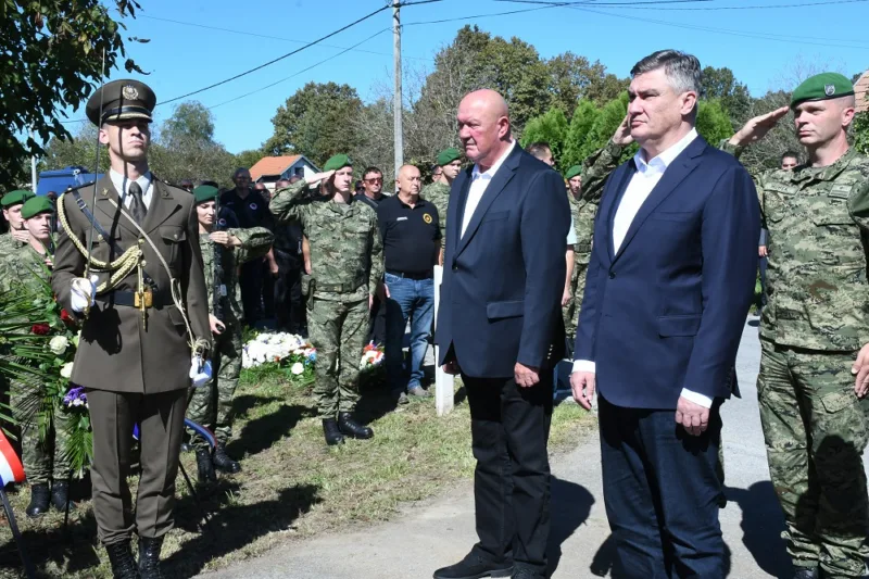 Predsjednik Milanović položio vijenac braniteljima kod spomenika u Dvoru