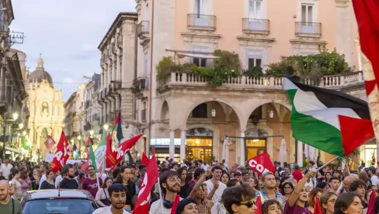 Hiljade ljudi u Italiji marširale u znak podrške Palestini i Globalnoj floti Sumud