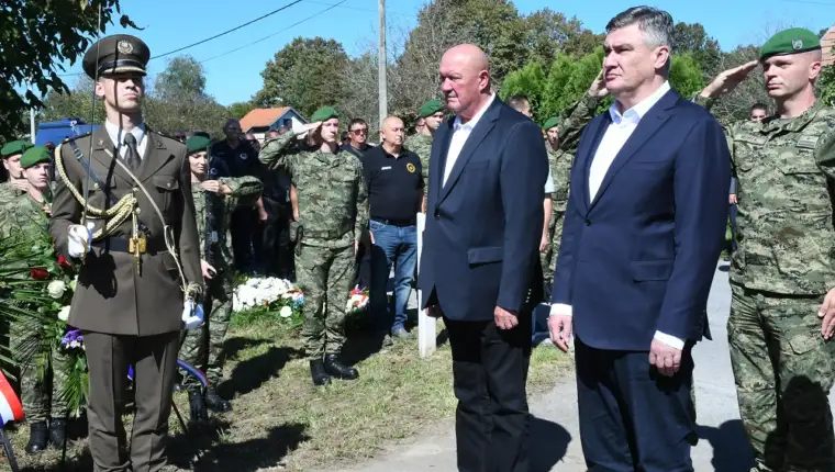 Predsjednik Milanović položio vijenac braniteljima kod spomenika u Dvoru