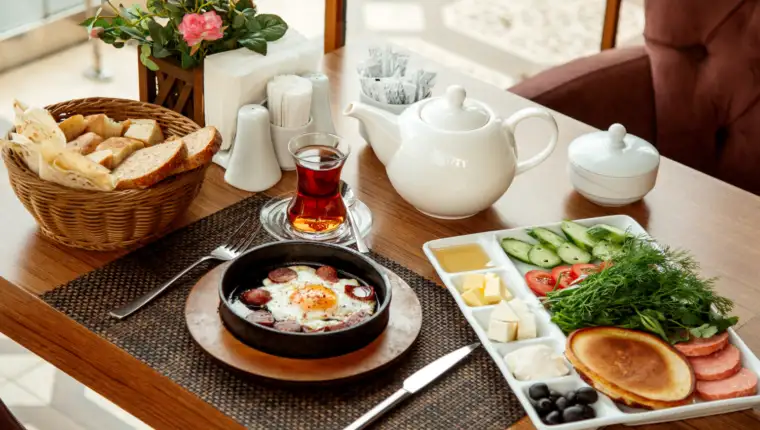 hotelski dorucak freepik