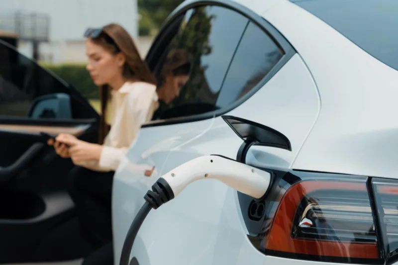 elektricni automobil freepik