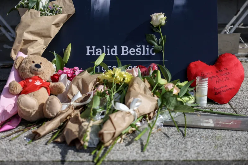 Sarajevo: Dan nakon okupljanja u čast Halida Bešlića građani još uvijek donose cvijeće
