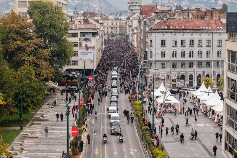 Sarajevo: Pogled iz zraka na povorku prema gradskom groblju Barama