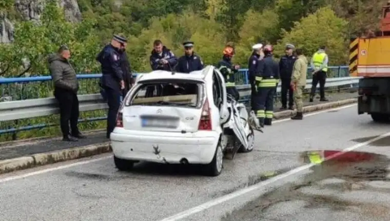 nesreca-kod-visegrada-iz-kanjona-rijeke-izvucen-automobil-rtrteretre_68e1036c5b7a2