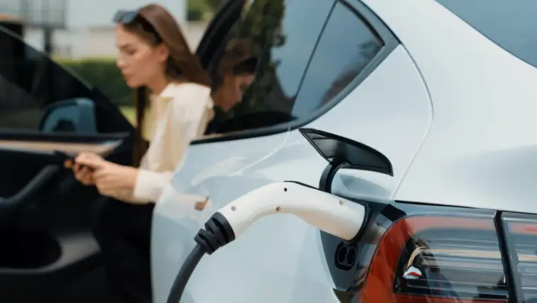 elektricni automobil freepik