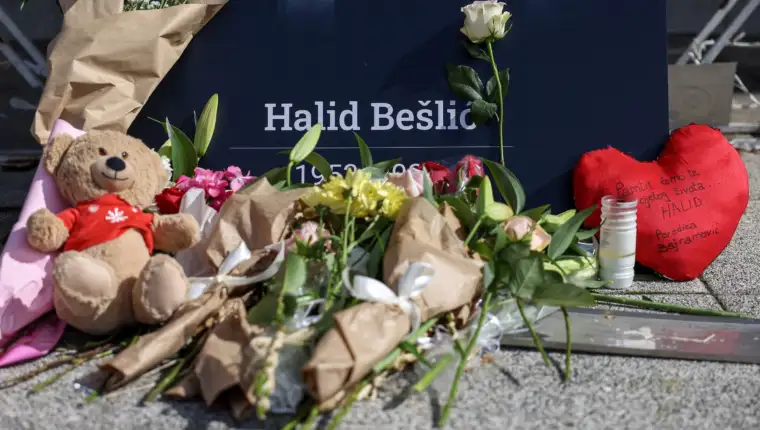 Sarajevo: Dan nakon okupljanja u čast Halida Bešlića građani još uvijek donose cvijeće