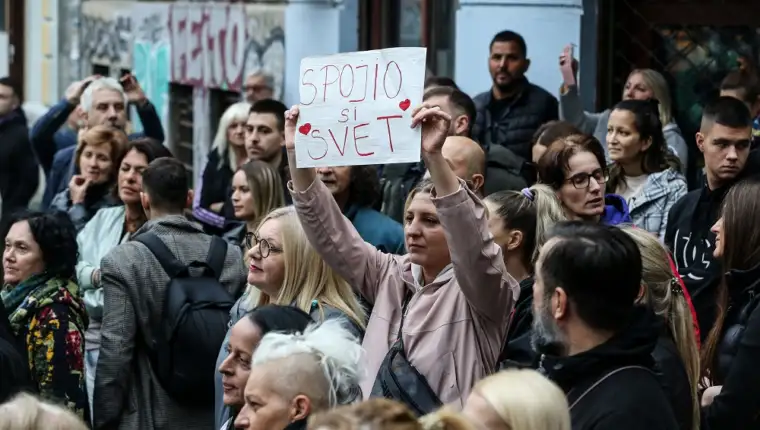 Hiljade građana Sarajeva, Podgorice, Zagreba, Beograda i drugih gradova oprostilo se od Halida Bešlića - BEOGRAD