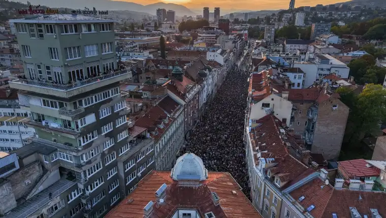 Sarajevo: Pogled iz zraka na okupljanje građana u čast Halidu Bešliću