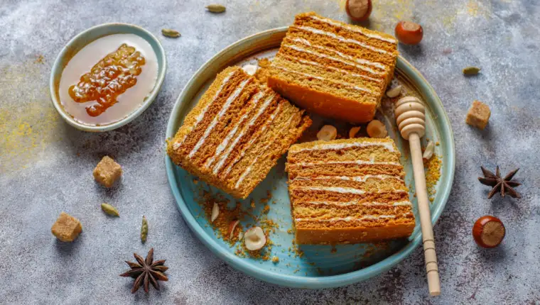 medena torta freepik