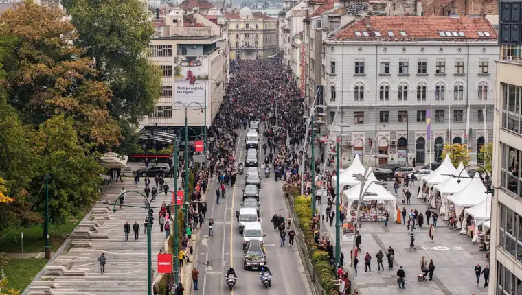Sarajevo: Pogled iz zraka na povorku prema gradskom groblju Barama