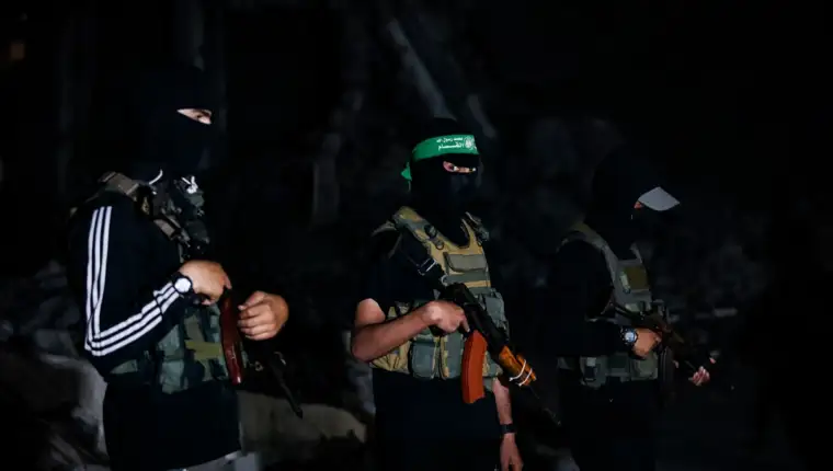 AA-20251015-39424689-39424683-BRIGADE_ALQASAM_PREDALE_TIJELA_IZRAELSKIH_TALACA_CRVENOM_KRIZU