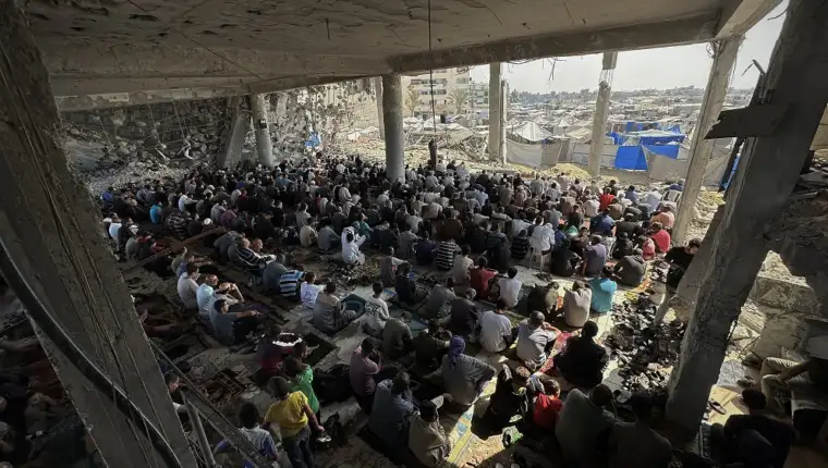 Džuma-namaz usred ruševina džamije u Khan Younisu