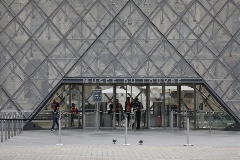 Louvre aa