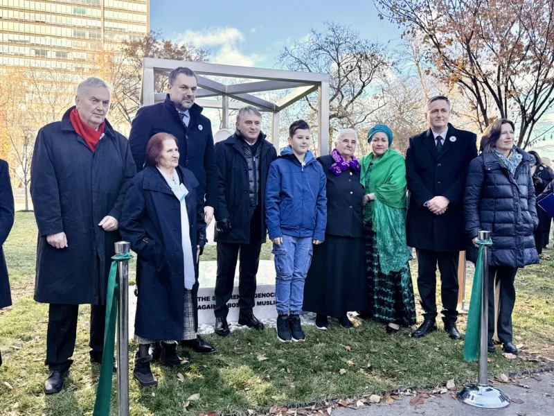 Komšić prisustvovao otkrivanju spomenika Cvijet Srebrenice u vrtu UN a u New Yorku 1