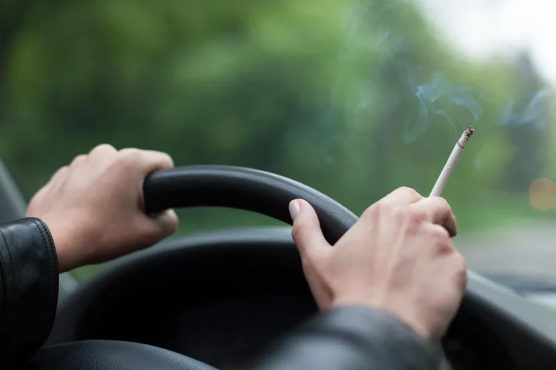 pušenje auto freepik