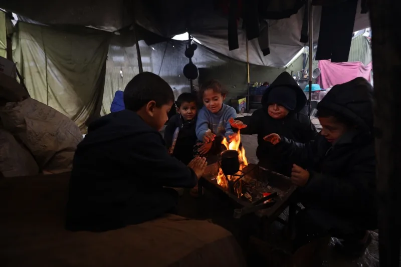 AA 20260102 40141689 40141678 BORBA ZA PREZIVLJAVANJE PALESTINACA U JEKU ZIME I HUMANITARNE KRIZE