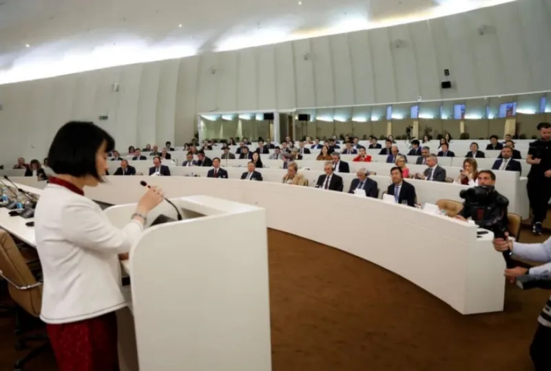 Ambasadorica Kine parlament