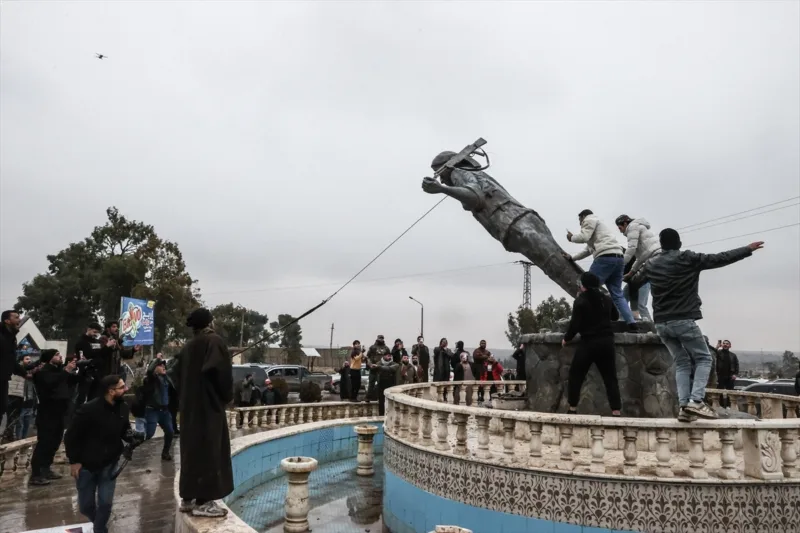 AA 20260118 40291926 40291918 LJUDI U SIRIJSKOM ALTABKAHU SRUSILI STATUE KOJE JE POSTAVIO YPGSDF I SMATRAJU IH SIMBOLIMA TE TERORISTICKE ORGANIZACIJE