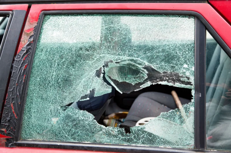 Puknuto staklo automobil freepik