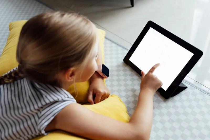 Dijete ipad freepik