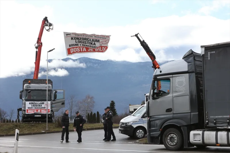AA 20260126 40371153 40371142 PREVOZNICI IZ BIH PROTESTUJU NA GP IZACIC PREMA HRVATSKOJ ZBOG OGRANICENJA BORAVKA U SCHENGENU I NOVOG SISTEMA ULASKA U EU