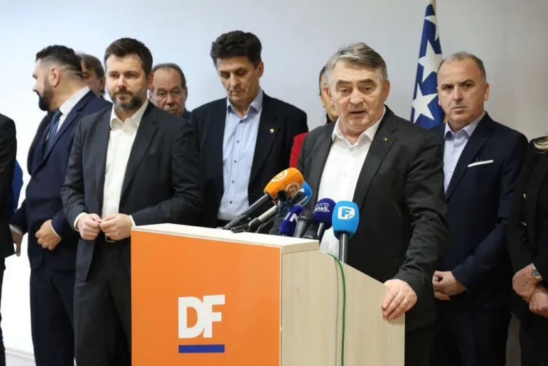 Komsic fena
