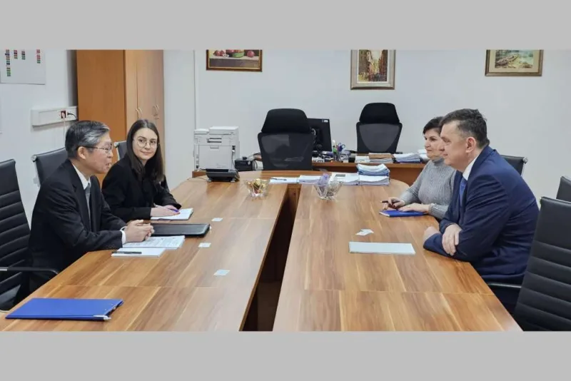 Tegeltija i ambasador japana1