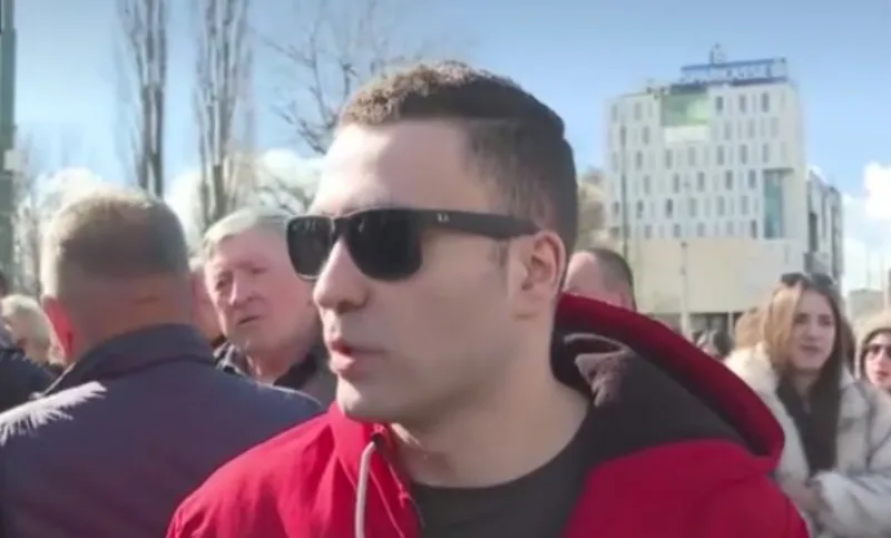 Ucesnik protesta