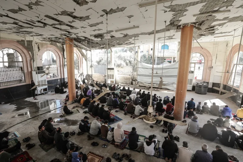 AA 20260227 40682690 40682672 RAMAZAN U GAZI VJERNICI OBAVILI DZUMU USRED RUSEVINA DZAMIJE AHMED YASSIN