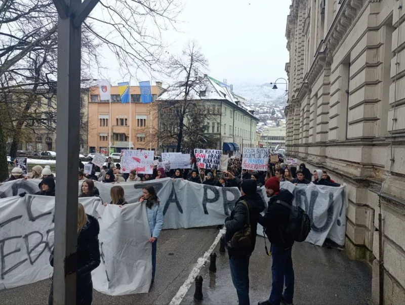 Protesti vlada ks