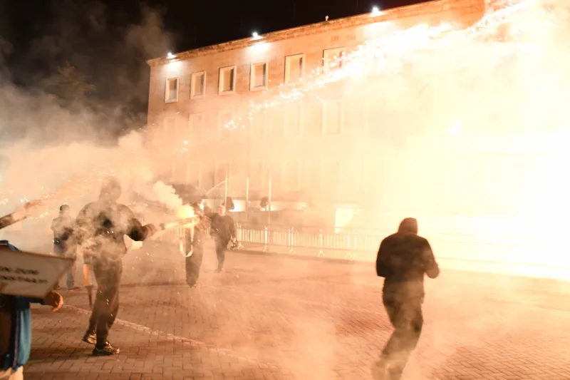 AA 20260322 40902280 40902263 DEMONSTRANTI BACALI MOLOTOVLJEVE KOKTELE NA ZGRADU VLADE ALBANIJE POLICIJA ODGOVORILA SUZAVCIMA
