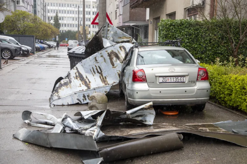 AA 20260327 40938782 40938763 ZAGREB VJETAR RUSIO STABLA OTKAZANA NASTAVA U SKOLAMA