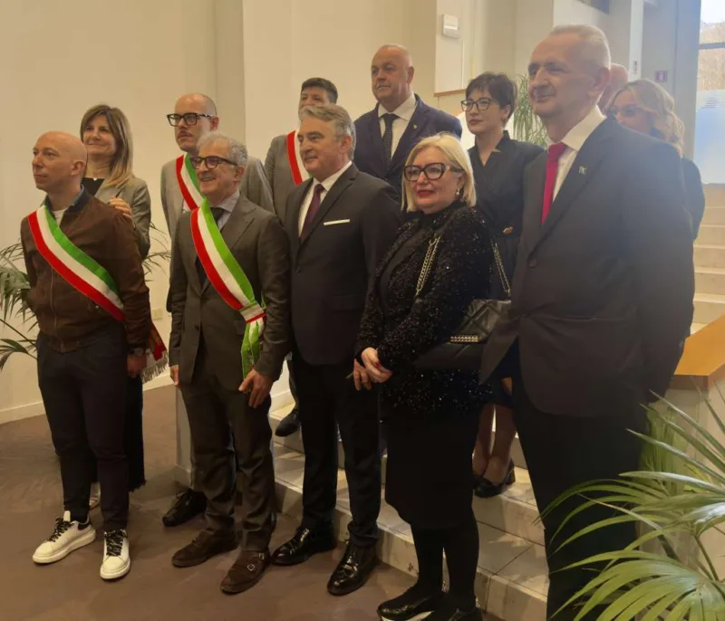Komsic italija