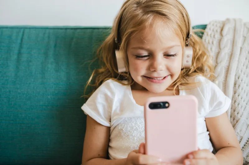 Dijete mobitel freepik