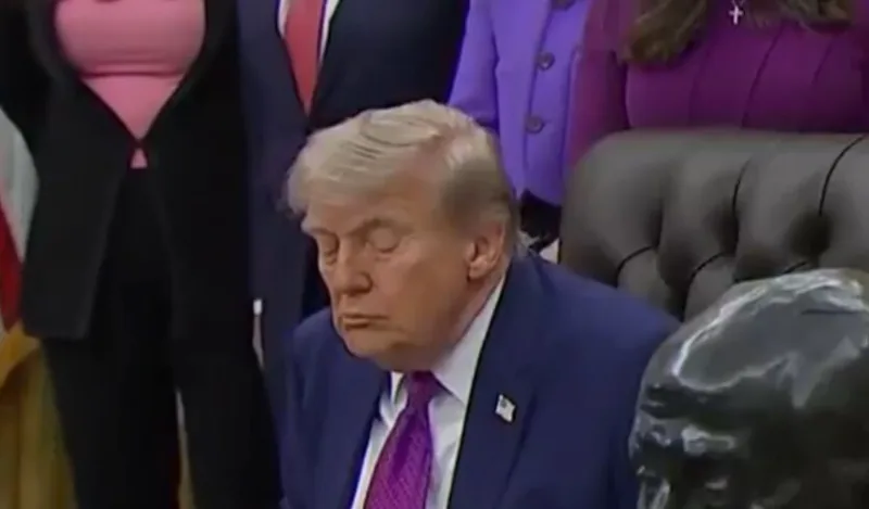 Trump spava