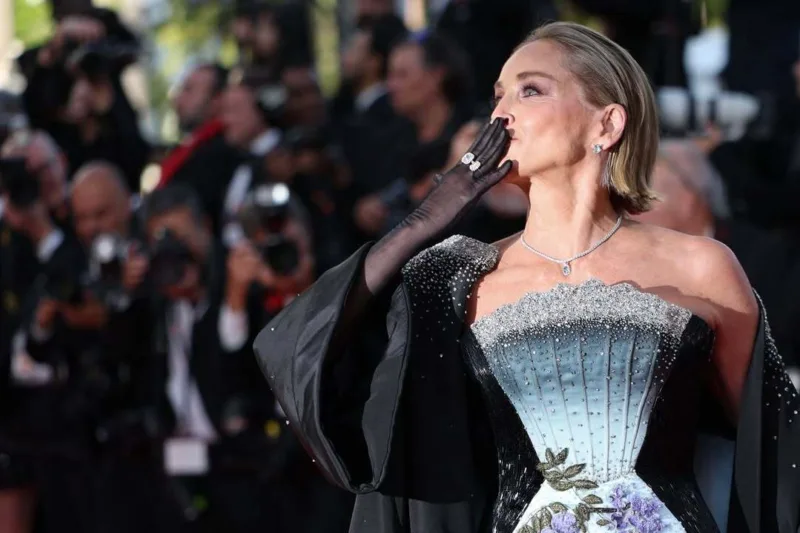 Stepping out at Cannes garattimilano gave me some beautiful blueish green diamonds to complim