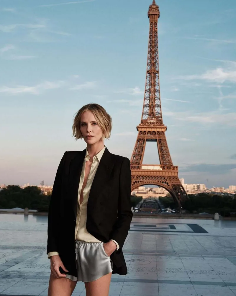 Charlize Theron no photocall de The Odyssey em Paris 1
