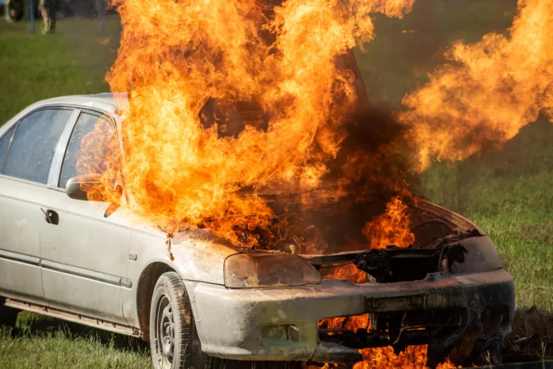 auto požar freepik