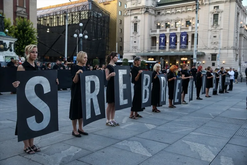 Zene u crnom srebrenica aa