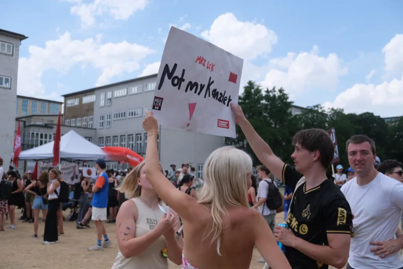 Merz protesti