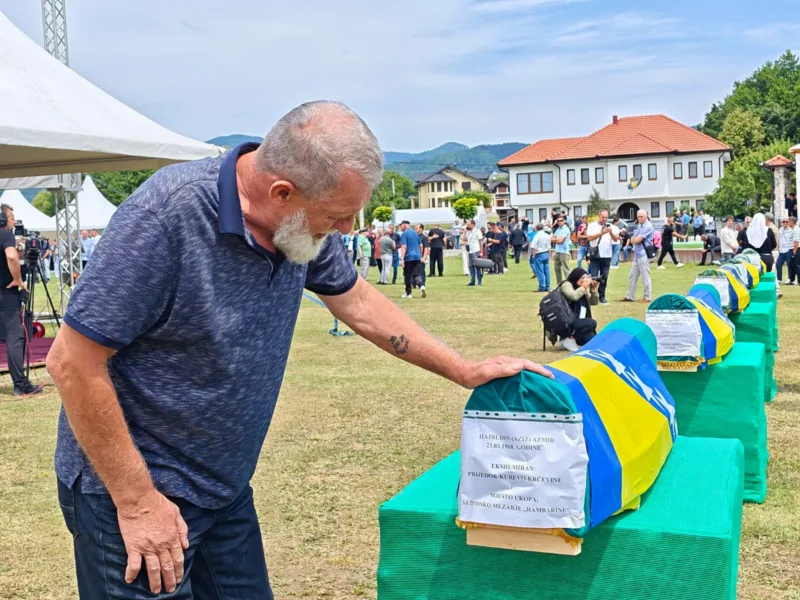 AA 20260720 42021204 42021199 KOLEKTIVNA DZENAZA U KAMICANIMA KOD PRIJEDORA U BIH