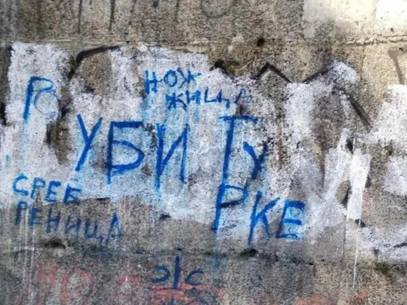 Skandalozni grafiti u bijelom polju noz zica srebrenica i ubij turke dsfgdfhfhjg 6a650c7f1665b