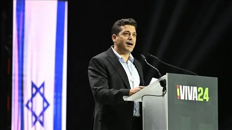 Amichai Chikli aa