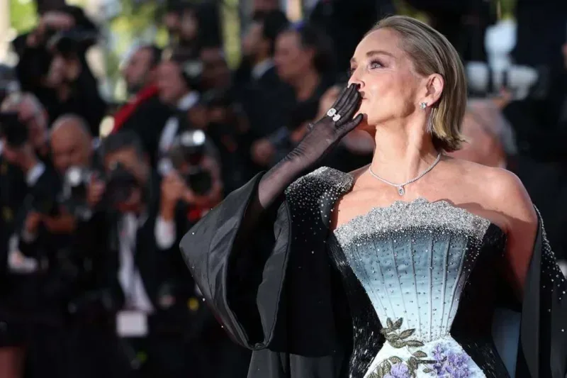 Stepping out at Cannes garattimilano gave me some beautiful blueish green diamonds to complim