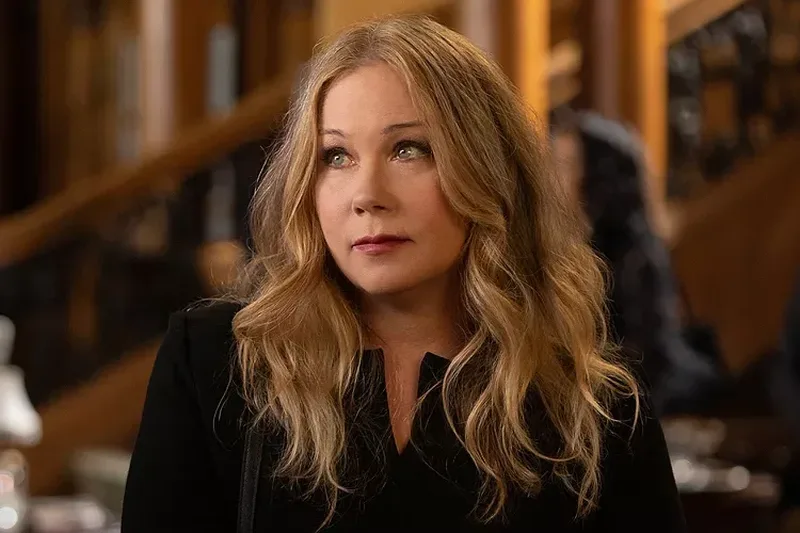 Christina applegate dead to me 121124 9ade8e812ea84e778f9fd00ef1e04448