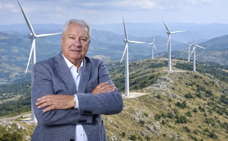 Franjo pasalic ispred vjetroelektrane